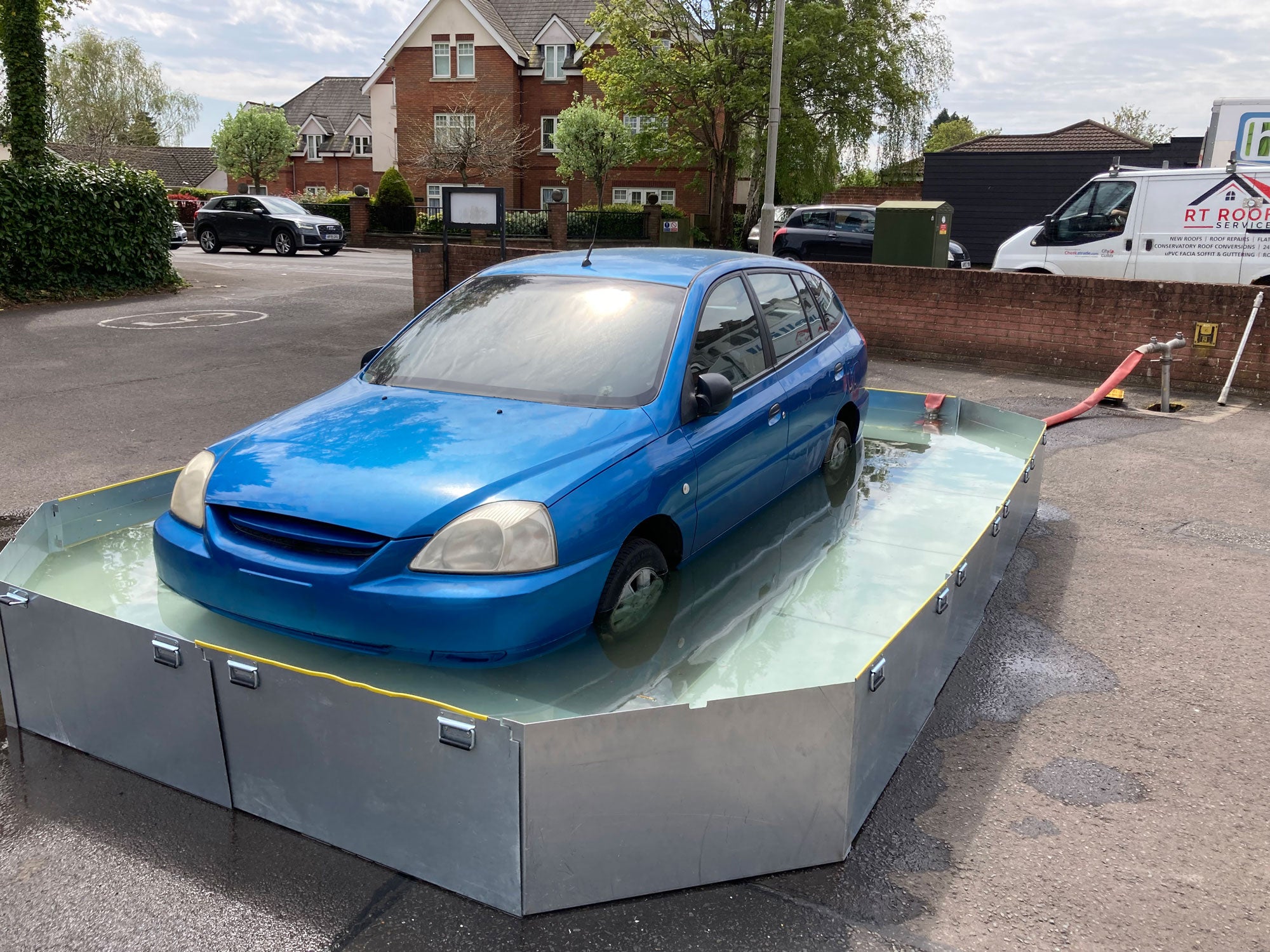 FloodFence Heavyweight containing water during a lithium-ion car fire