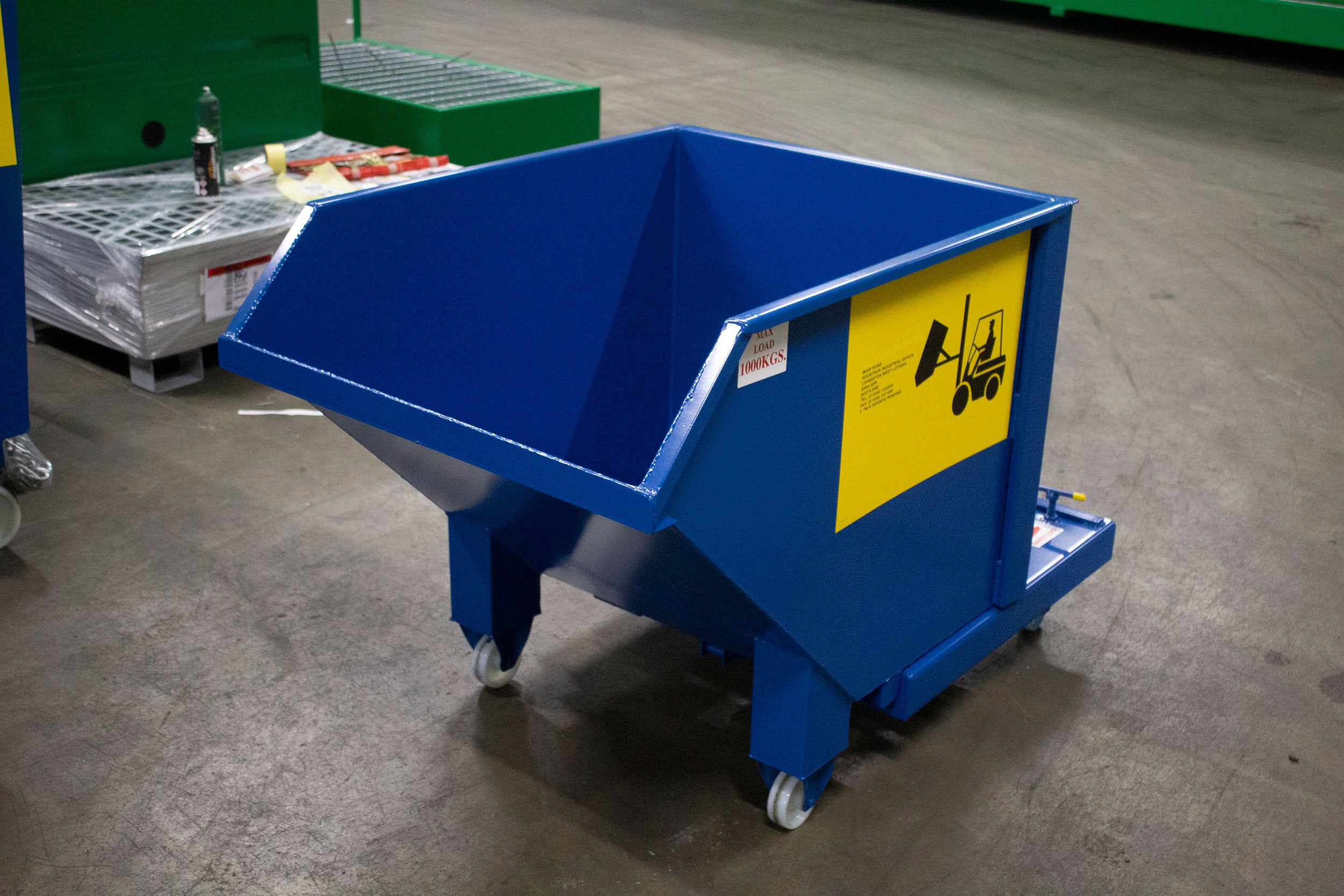 Auto tipping skip with castors